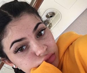 Kylie Jenner Freckles, Kylie Jenner Eyelash Extensions, Kylie Jenner Extensions, Kylie Jenner Eyelashes, Kylie Jenner Eyebrows, Maquillaje Kylie Jenner, Kylie Jenner Lashes, 90s Makeup Look, Natural Fake Eyelashes