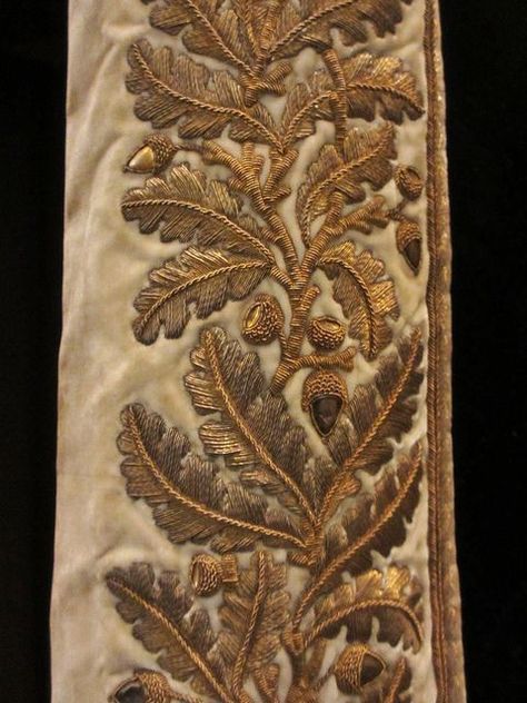 Gold Embroidery Designs, Cape Embroidery, Oak Leaf Pattern, Mellow Autumn, Medieval Embroidery, Goldwork Embroidery, Gold Work Embroidery, Embroidery Leaf, Trendy Embroidery