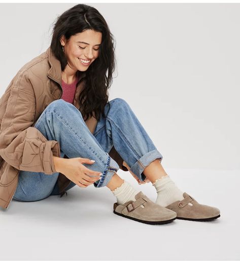 Socks With Clogs, Socks With Birkenstocks, Clogs With Socks Outfit, Birkenstock Boston Clog Outfit, Clog Outfit Summer, Birkenstocks With Socks, Boston Clogs Outfit, Birkenstock Clog Outfit, Birkenstock Clogs Outfit