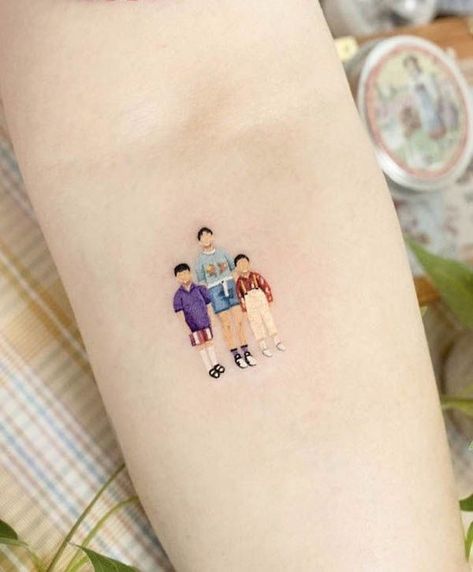 Family photo tattoo by @ovenlee.tattoo Old Photo Tattoo, Family Picture Tattoo, Family Photo Tattoo, Tattoo Family Ideas, Family Tattoo Idea, Ovenlee Tattoo, Childhood Tattoo Ideas, Family Outline, Fist Tattoo