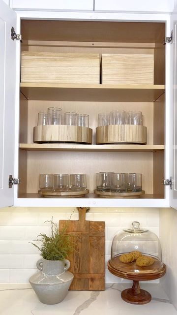 Glassware Organization Kitchen Cabinets, Cups Organization Kitchen, Glassware Cabinet Organization, Baking Dish Organization, Plate Organization Cabinets, Cup Cabinet Organization, Modern Kitchen Set, Building Kitchen, Cup Cabinet