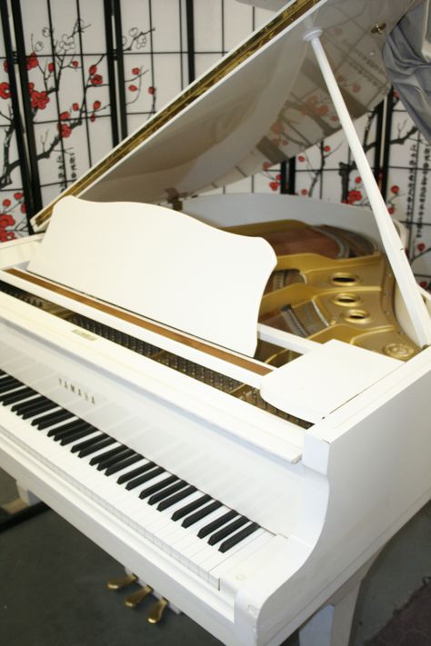 Piano Corner, Piano House, Yamaha Grand Piano, Learn To Play The Piano, Yamaha Piano, Grand Room, Piano For Sale, Piano Ideas, White Piano