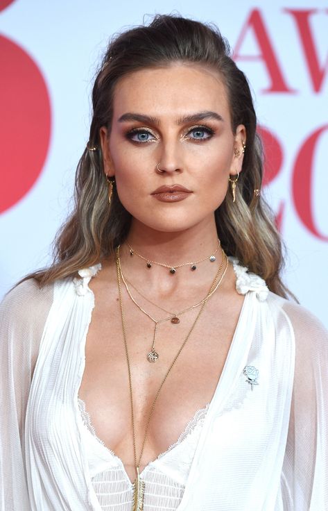 Perrie Edwards' close-up at the 2018 BRIT Awards in London Petrie Edwards, Pierre Edwards, Ideal Nose, Perry Edwards, Julianne Hough Short Hair, Realistic Makeup, Katie Jane Hughes, Matric Dance Dresses, Ideal Makeup