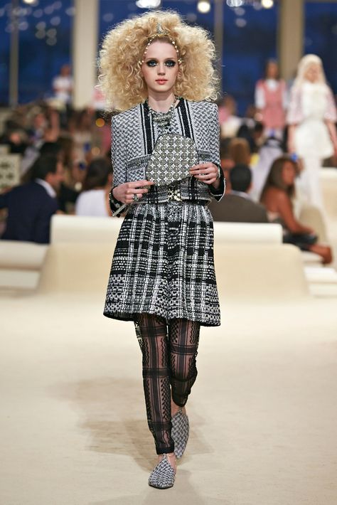 Chanel Resort 2015 (via Refinery 29) Worship Women, Resort Runway, Chanel 2014, Chanel Clothing, Chanel 2015, Haute Couture Dress, Moda Chanel, Chanel Resort, Big Knits