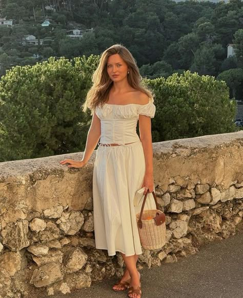 Instagram: livia_auer Old Money Dresses, Europe Vacation Outfits, Italy Trip Outfits, Old Money Outfit Women, Livia Auer, Italy Mood Board, Money Dresses, Old Money Spring, Baddie Mood