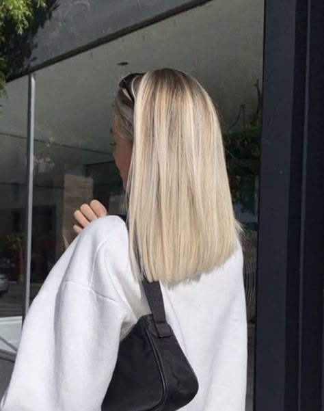 Platinový Blond, Summer Blonde Hair, Straight Blonde Hair, Light Blonde Hair, Blonde Hair Inspiration, Blonde Hair Looks, Hair Stylies, Hair Stylist Life, Short Blonde