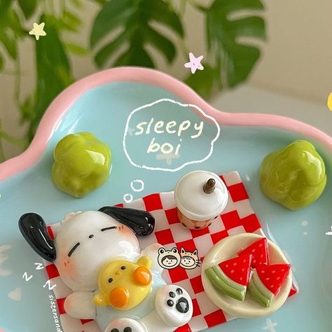 🍉 Sisters & Brushes | Handmade Clay Creations on Instagram: "An ode to the one and only pochacco! ♡ we’re in loveeee and we know you are too! 🫴🏼💖💥 these are not for sale btw they already found their forever home 🥰 but just curious which pochacco trinket dish would you hold onto forever and never let go? 🥹  •  •  •  •  #sistersandbrushes #handmadeart #clayart #polymerclay #airdryclay #claysculpture #polymerclayart #clayartist #trinketdish #polymerclayartist #smallbusiness #kawaiiart #pochacco #cutecore #sanriocore #sculpeyclay #cuteart #handmade #handmadecrafts #clay #claytrinketdish" Polymer Clay Trays, Uncomfy Co Clay, Snoopy Clay Ideas, Cute Airdryclay Ideas, Clay Trinket Dish Ideas, Pochacco Clay, Polymer Clay Trinket Dish, Cute Trinket Dish, Trinket Ideas