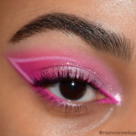 Hot Pink Outfit Makeup, Popstar Makeup Looks, Hot Pink Eyeliner, 30th Outfit, Lover Makeup, Eyeliner Ideas, Pink Eyeliner, Pink Eyeshadow Look, Pink Eye Makeup