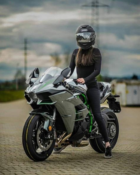 Moto Ninja, Kawasaki Ninja H2r, Biker Girl Outfits, Girl Riding Motorcycle, Biker Photos, Xe Ducati, Biker Photography, Biker Photoshoot, Bike Aesthetic