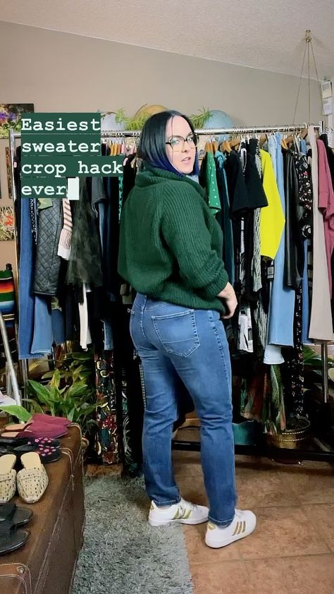 abiruththeshoppe on Instagram: What’s the easiest way to crop a sweater?? Tuck the bottom of it up into the band of your bra! This works great with sweatshirts and… Sweater Tuck, Sweater Hacks, Sports Skirts, The Band, Sports Bra, Bra, Band, Sweatshirts, Pants