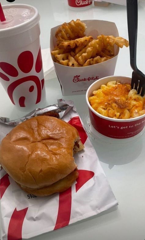 Chickfila Aesthetic, Chick Fil A Aesthetic, Yummy Food Pictures, Worst Foods To Eat, Fast Food Places, Workout Eating, Best Fast Food, Food Pic, Fast Foods