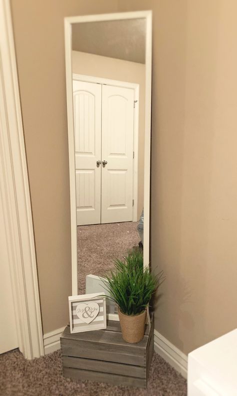 Around Mirror Decor Bedroom, Small Corner Mirror Ideas, Corner Mirror Decor Bedroom, Corner Hallway Decor, Corner Mirror Decor, Mirror In Corner, Mirror Corner Ideas, Corner Mirror Ideas, Mirror Decor Bedroom