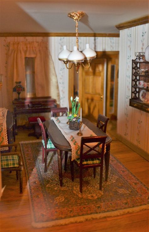 Embedded image Dollhouse Dining Room Ideas, Victorian Dollhouse Interior, Miniature Dining Room, Retro Rooms, Dollhouse Dining Room, Dining Room Victorian, Room Box Miniatures, Fairy Bedroom, Dining Room French