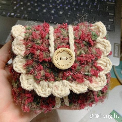 Crochet Pouch, Crochet Business, Crochet Design Pattern, Kawaii Crochet, Crochet Fashion Patterns, Fun Crochet Projects, 자수 디자인, Diy Crochet Projects, Crochet Bag Pattern