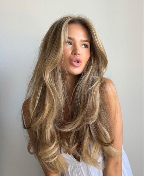 Summer Blonde Hair, Brown Hair Inspo, Perfect Blonde, Dirty Blonde Hair, Honey Blonde Hair, Long Layered Haircuts, Dark Blonde Hair, Blonde Hair Looks, Blonde Hair Inspiration