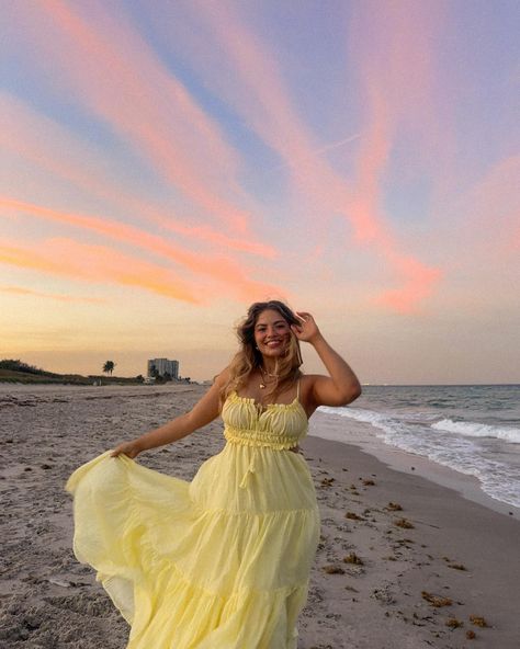 Honey, I’m home 🍯🌼🤍 . . . Pinterest girl, Pinterest aesthetic, outfit inspo, style inspo, outfit ideas, minimal style, yellow outfit, spring style spring outfit, spring #pinterest #pinterestinspired #beachsunset #pinterestaesthetic #pinterestfashion #springoutfit #springoutfits #springfashion Beach Aesthetic Outfits, Yellow Outfit, Pinterest Aesthetic, Dress Aesthetic, Inspo Outfit, Aesthetic Women, Girls Summer Outfits, Style Spring, Pinterest Outfits