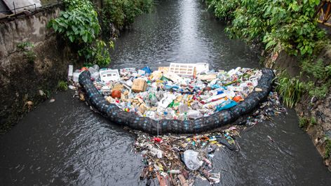 Low cost garbage filtering system that catches all forms of rubbish in a dirty flowing river in Cebu City, Philippines. 👍 Why can't every country do the same? #gaiamission__ #philippines #cebucity #cebu #garbage #filter #garbagefilter #river #dirtyriver #rubbish Animals Plastic Pollution, Garbage In The Ocean, Ocean Plastic Pollution Poster, River Pollution, Cebu City Philippines, Plastic Pollution In Ocean, Chrome Web Store, Marine Debris, World Bank