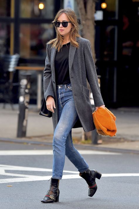 Dakota Johnson Street Style, Dakota Style, Dakota Johnson Style, 2020 Style, Closet Inspiration, Looks Street Style, Autumn Style, Style Jeans, Celebrity Street Style