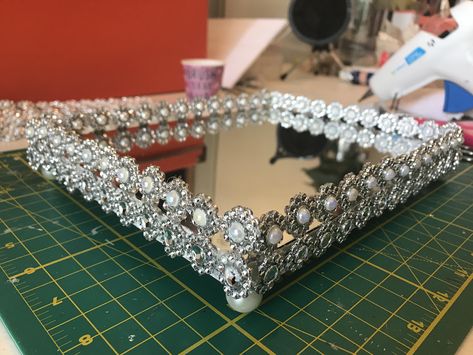 Mirror Tray Decor Ideas, Hollywood Centerpieces, Mirror Tray Decor, Tree Mirror, Dollar Tree Mirrors, Bling Things, Diy Bling, Gym Home, Mirror Tray