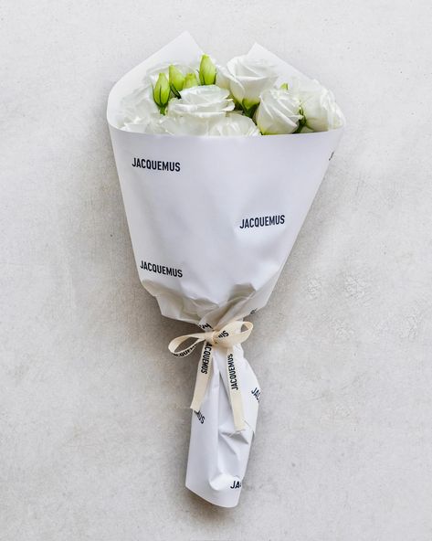 Jacquemus Le Café Fleurs Pop-Up Store Concept, Seoul South Korea. Jacquemus Pop Up Store, Jacquemus Branding, Sustainable Flowers, Luxury Flower Bouquets, Store Concept, Phone Screen Wallpaper, Event Activities, Seoul South Korea, Store Displays