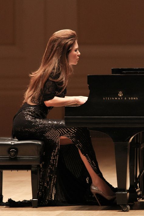 Who said you shouldn't play in heels? Lola Astanova = HOT. Female Pianist, Lola Astanova, Piano Photoshoot, Piano Girl, Piano Recital, Musician Portraits, Concert Dresses, Classical Musicians, A Night At The Opera