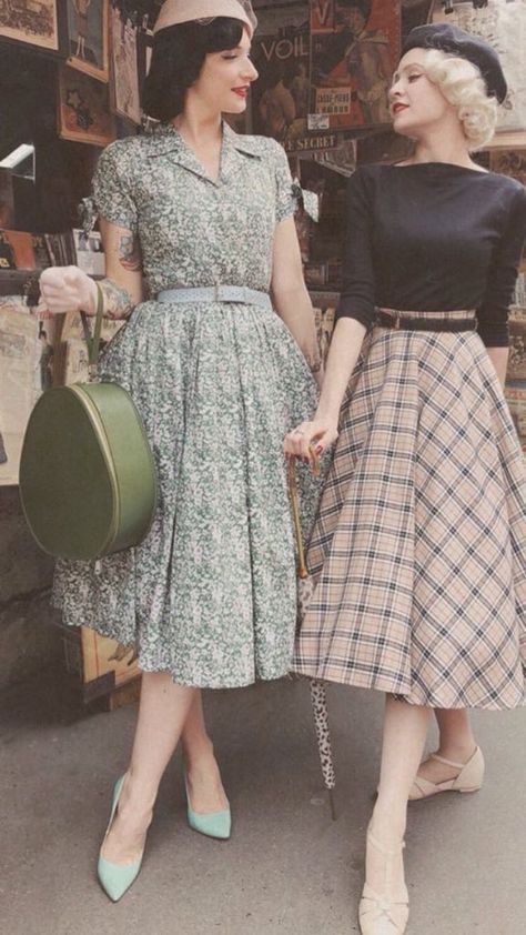 1960 Outfits Women, 40s 50s Fashion For Women, Modest Tea Party Outfit, Vintage Housewife Outfit, 50s Fashion Magazine, 1950s Autumn Fashion, Retro Outfits 40s, Vintage Aesthetic Outfits 50s, 50s Outfits Aesthetic