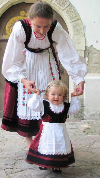 Hungarian Clothing, Hungarian Embroidery, Folk Dresses, Folk Dance, Folk Fashion, Traditional Fashion, Folk Costume, People Of The World, World Cultures