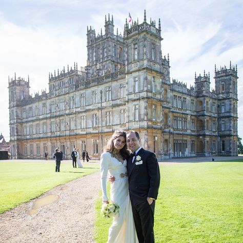 What It's Really Like to Get Married at Downton Abbey Take a peek inside a gorgeous wedding held at Highclere Castle, the iconic real life location of 'Downton.' Highclere Castle Wedding, Yellow Bride, The Real Downton Abbey, Downton Abbey Wedding, Downton Abbey Movie, Abbey Wedding, Highclere Castle, Castle Wedding, Bride Wear