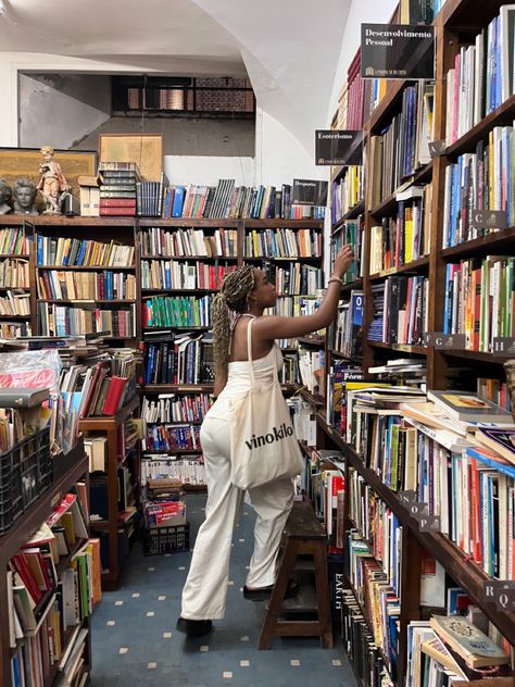 Book Aesthetic Black Woman, Black Women Library, Ngo Work Aesthetic, Literary Fiction Aesthetic, Book Editor Aesthetic, Playwright Aesthetic, Educated Woman Aesthetic, Black Women Writing, Black Women Reading