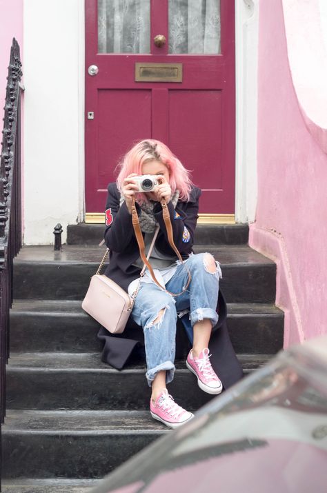 Pink Hightops Outfit, Pink All Star Outfit, Pink Hair Outfit What To Wear With, How To Style Pink Converse, Pink Converse Outfit Aesthetic, Pink Hair Outfit Style, Pink Hair Outfit, Pink And Grey Outfit, Maximalist Wardrobe