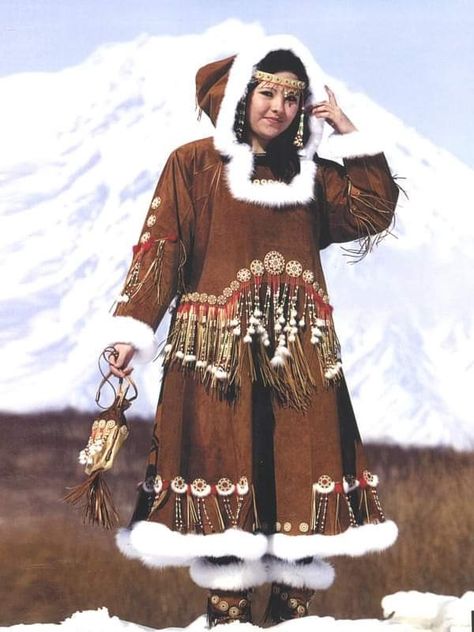 Inuit Clothing Traditional Dresses, Norway Clothes Outfit, Native American Winter Clothes, Traditional Inuit Clothing, Native American Outfits, Arctic Fashion, Alaskan Fashion, Inuit Clothing, Inuit People