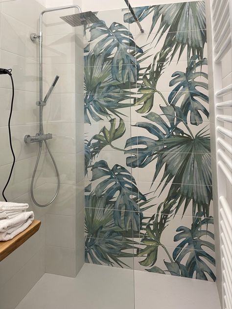 Tropical Tiles For Bathroom, Tropical Bathroom Tiles, Tropical Small Bathroom, Floral Shower Tile, Tropical Tile Bathroom, Leaf Tile Bathroom, Bathroom Tropical, Small Bathroom With Tub, Tropical Tile