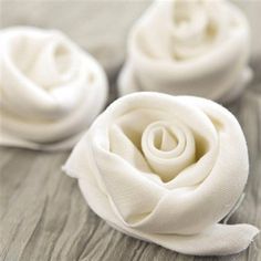 Origami Napkins, Napkin Roses, Teaching Kitchen, Napkin Origami, Napkin Rose, Floral Napkin Rings, Origami Decoration, Diy Napkins, Folding Origami