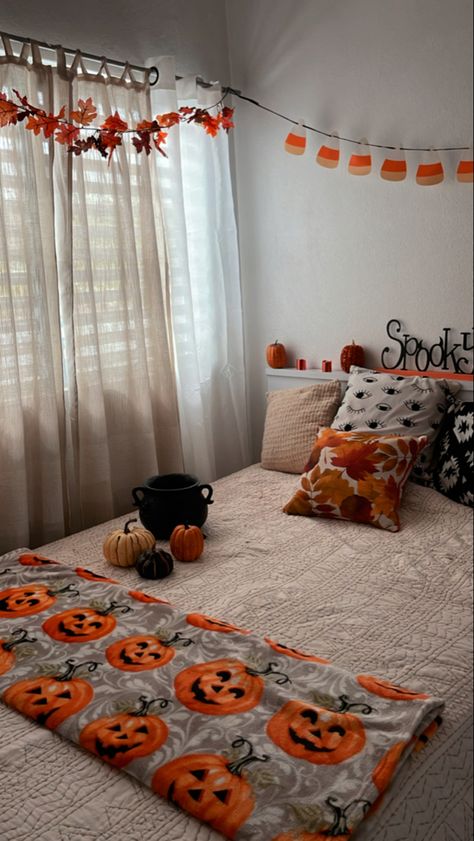 Thanksgiving Room Decor, Halloween Room Ideas Bedrooms, Halloween Room Decor Aesthetic, Halloween Aesthetic Room, Fall Decor For Bedroom, Fall Room Decor Aesthetic, Halloween Decor For Bedroom, Halloween Decorations Bedroom, Halloween Bedroom Ideas