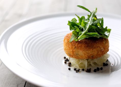 Salmon fish cakes with rocket, capers and lime dressing Fish Starter Recipes, Fish Cake Recipe, Salmon Starter, Salmon Fish Cakes, Cake Recipes Uk, Quick Salmon, Fish Cakes Recipe, Hot Appetizers, Great British Chefs