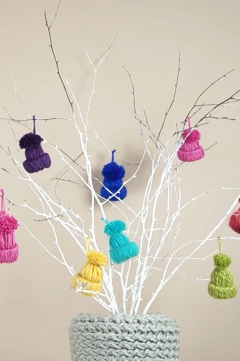 Learn How to Make Little Yarn Hat Ornaments That Don't Require Any Knitting Yarn Hat Ornaments, Ukrasi Za Jelku, Novogodišnji Ukrasi, Hat Ornaments, Toilet Paper Tube, Yarn Hats, Homemade Ornaments, Christmas Hat, Diy Holiday