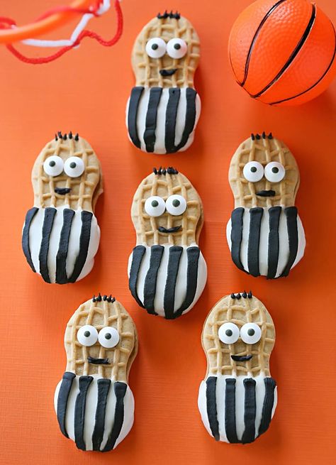 Sport themed Snack Ideas: Game On VBS Desserts Superbowl, Basketball Party Food, Diy Football Party, Bowl Desserts, Football Desserts, Sandwich Vegetarian, Football Treats, Superbowl Desserts, Football Party Foods