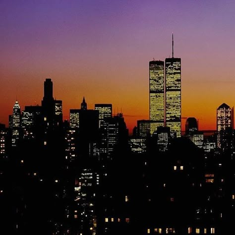 90s City Aesthetic, 80s New York, Night In New York, Ny Skyline, World Trade Center Nyc, Nyc Night, Urban Aesthetic, Beautiful Night, Twin Towers