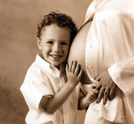 Maternity Photo Shoot Ideas Sibling, Maternity Poses With Son, Mother And Son Maternity Shoot, Maternity Shoot With Big Brother, Maternity Photography Big Brother, Maternity Picture Ideas Single Mom, Mom Son Maternity Photos, Mom And Son Maternity Shoot, Maternity Photography Poses With Son