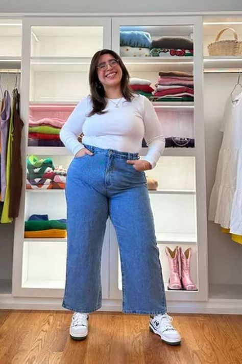 High-waisted wide-leg jeans, fitted white top, white sneakers. Fall Outfits For Curvy Women, Plus Size Style Tips, Plus Size Fall Outfit Ideas, Outfits For Curvy Women, Fall Outfits Cute, Plus Size Outfits Casual, Outfit Midsize, September Outfits, Healing Symbols