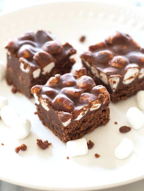 Mississippi Mud Brownies Mississippi Mud Brownies, Mud Brownies, Brownie Desserts Recipes, Moist Brownies, Chocolate Chip Pie, Monster Cookies Recipe, The Girl Who Ate Everything, Mississippi Mud, Brownie Toppings