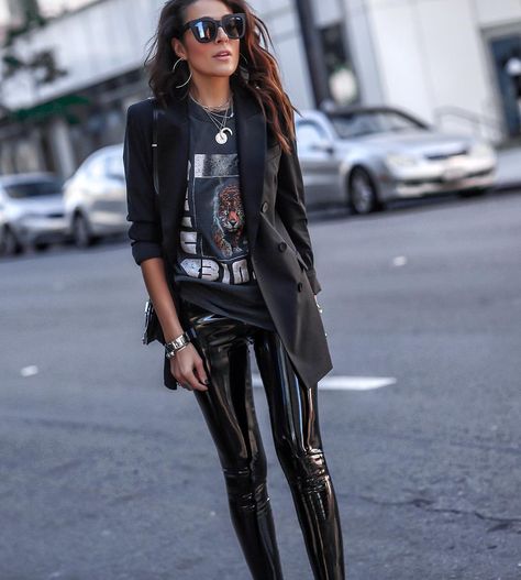 Lucy Hernandez-Style Blogger on Instagram: “Liquid Leather + All Black 🖤⚡️ The most insanely flattering leggings and under $100 and on sale until midnight tonight! (Wearing S) Also…” Leather Leggings Outfit Spring, Patent Leather Leggings Outfit, Leggings Outfit Spring, Patent Leather Leggings, Leather Leggings Outfit, Look Legging, Vinyl Leggings, Leggings Outfit, Shiny Leggings