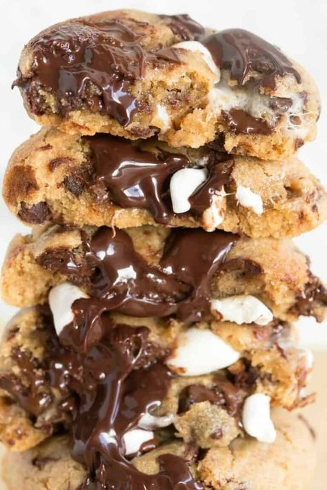 Gooey Chocolate Chip Marshmallow cookies- These easy cookies are LOADED with marshmallows and are easily made vegan and gluten free! Healthy Strawberry Cookies, Cookies No Eggs, Aip Sweets, Chocolate Chip Marshmallow, Chocolate Chip Marshmallow Cookies, Cottage Recipes, Chocolate Marshmallow Cookies, Clean Sweets, Keto Baking