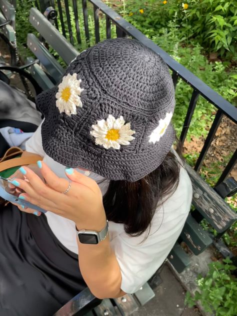 Crochet daisy bucket hat Bucket Hat Pictures, Bucket Hats Aesthetic, Jillian Core, Daisy Bucket Hat, Bucket Hat Crochet, Hat Aesthetic, Hat Beret, Crochet Daisy, Crochet Bucket Hat