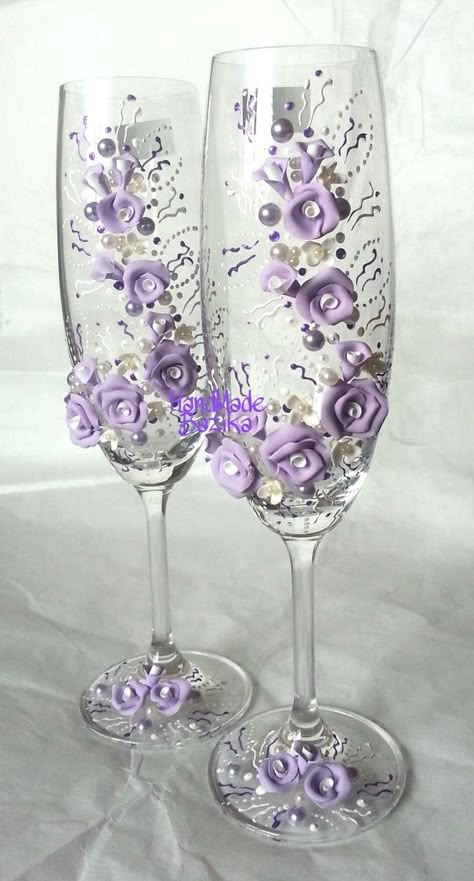 свадебная бутылка - Recherche Google | Wine glass designs, Hand painted wine glasses, Wine glass crafts Flowers Arrangements Ideas, Glass Decor Ideas, Wine Gifts Diy, Sweet 15 Party Ideas Quinceanera, Wine Glass Decor, Wine Glass Designs, Diy Wine Glasses, Wedding Wine Glasses, Wedding Champagne Glasses