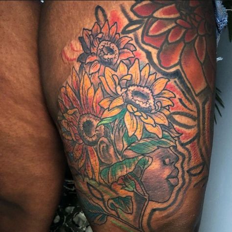 Healed Color Tattoos On Dark Skin, Tattoos Dark Skin, Color Tattoos On Dark Skin, Flower Afro, Tattoo On Dark Skin, Tattoos On Dark Skin, Tattoo Aesthetics, Rose Tattoo On Hip, Vibrant Tattoos