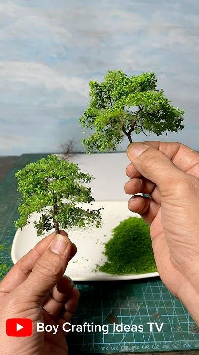 Realistic Miniature Tree #diy #diorama #miniature Miniature Forest Model, Diorama Trees Diy, Diorama Ideas Diy, Miniature Trees Diy, Miniature Gardens Design Ideas, Diy Miniatures Tutorials, Tree Diorama, Forest Diorama, Dioramas Ideas