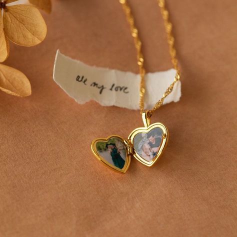 Couple Necklaces Aesthetic, Locket Couple, Necklace Couple, Romantic Necklace, Heart Locket Necklace, Photo Necklace, Gold Locket, Jewelry Lookbook, Heart Locket