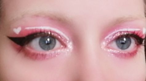 Hooded Eyes Pink Makeup, Pink Make Up Hooded Eyes, Hooded Eye Pink Makeup, Creative Hooded Eye Makeup, Love Core Makeup, Pink Makeup Looks Hooded Eyes, Pink Makeup Hooded Eyes, Strawberry Eyeliner, Cute Pink Eyeshadow