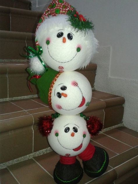 Family Totem Pole, Snowmen Family, Outdoor Christmas Decoration Ideas, Diy Schneemann, Pretty Christmas Decorations, Pallet Christmas Tree, Diy Budget, Snowman Christmas Decorations, Pallet Christmas